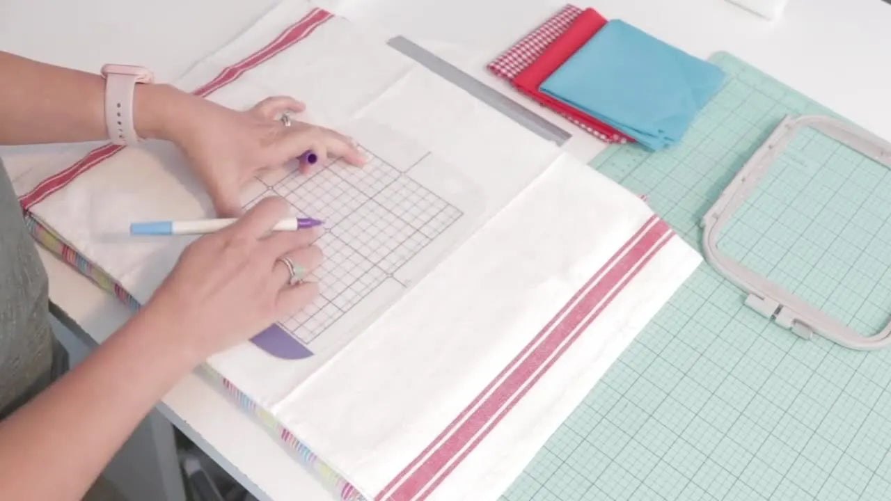 Flotter une serviette de cuisine en broderie machine : méthode simple, marquage précis et topper hydrosoluble