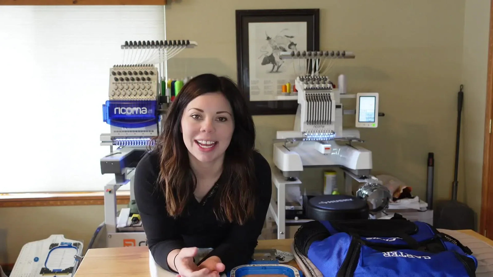 二台同時で効率倍増：クリスマス納期に間に合わせるカスタム刺繍ワークフロー（ドレッサージュパッド＋セーター5点）