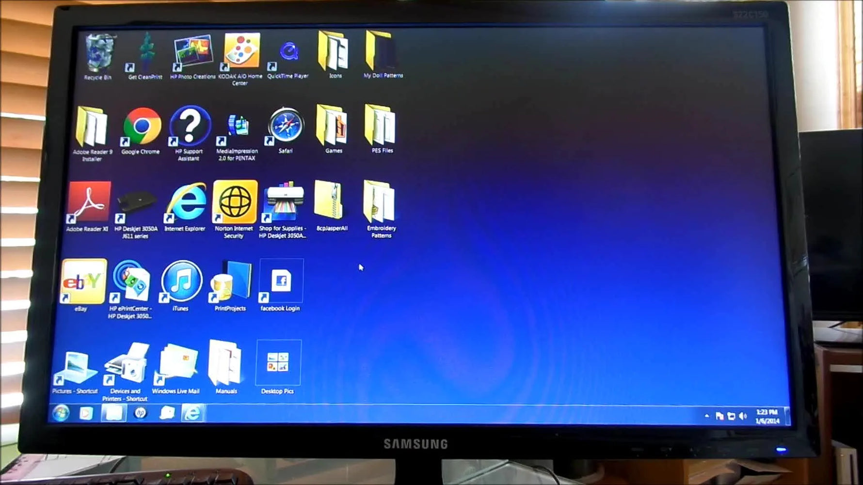 Desktop screen with various application icons and a blue background