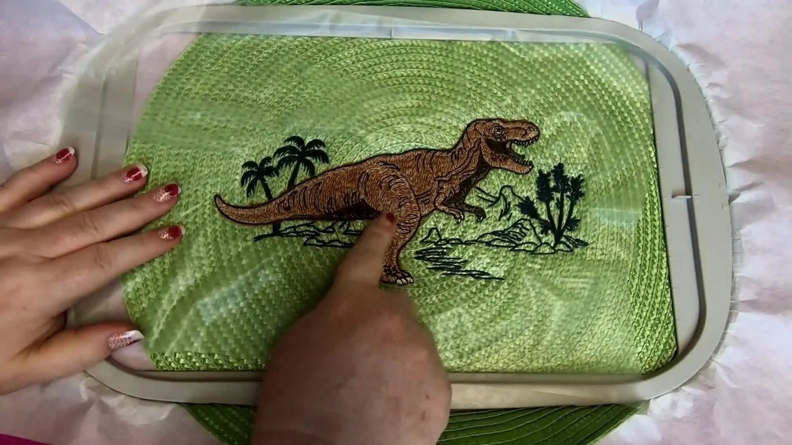 Turn a $1.50 Woven Placemat into a “Realistic Dinosaur” Appliqué—Without Hoop Marks, Misplacement, or Sinking Stitches