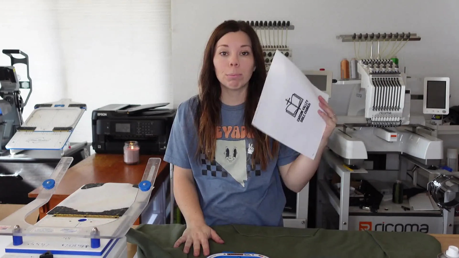 Colocación perfecta en pecho izquierdo: guía práctica con plantilla impresa, T‑cuadrada y Mighty Hoop