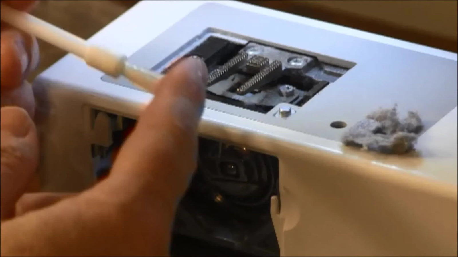 Bernina série 200 : nettoyer et huiler votre machine (Activa 240) pas à pas