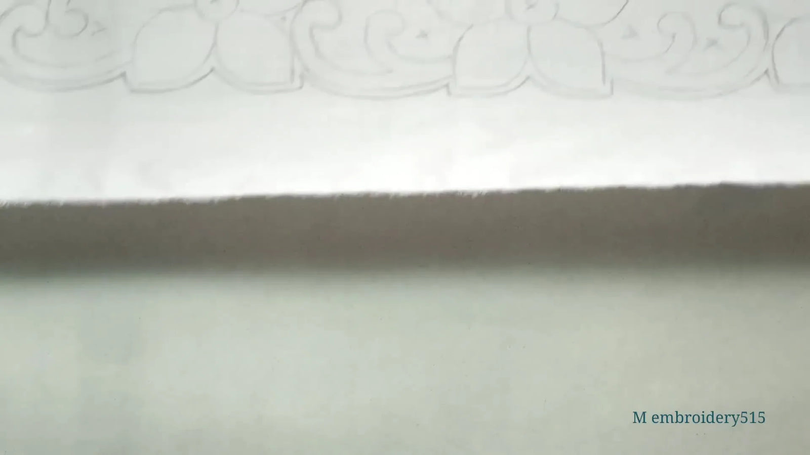 Cutwork mit der Maschine: Transparente Applikation, Satinraupe und goldene Akzente Schritt für Schritt