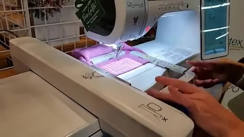Bordado en gorro (beanie) en máquina de cama plana sin coserlo “cerrado”: flujo de trabajo con bastidor magnético tipo clamp para Brother Luminaire XP3