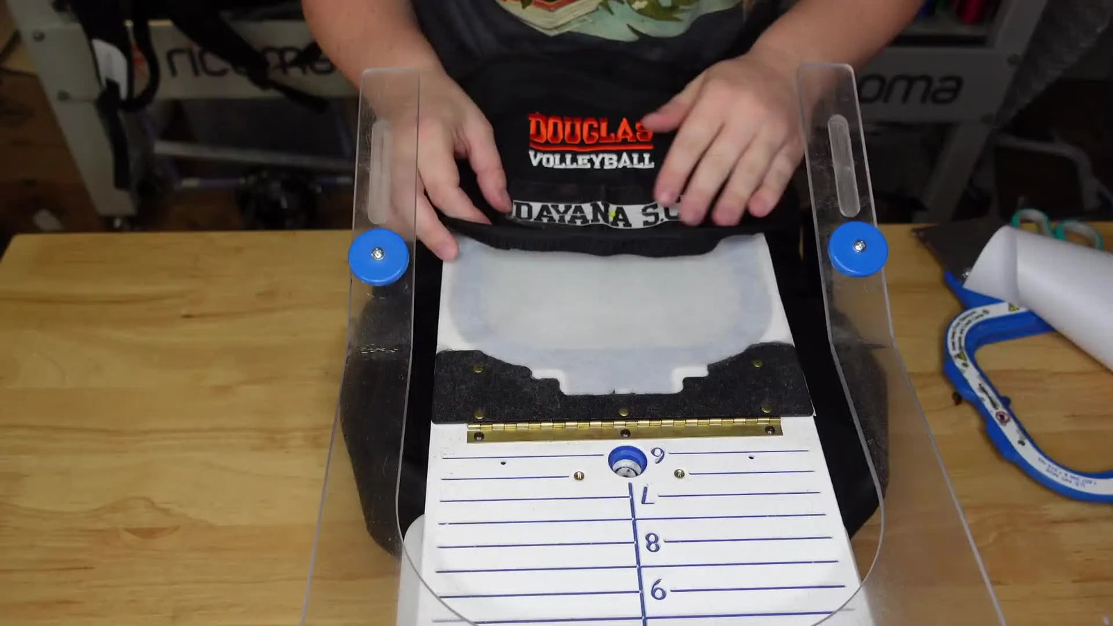 Eine Arbeitswoche in der Stickwerkstatt: Lederpatches, Hemden & Rucksack‑Namen effizient meistern