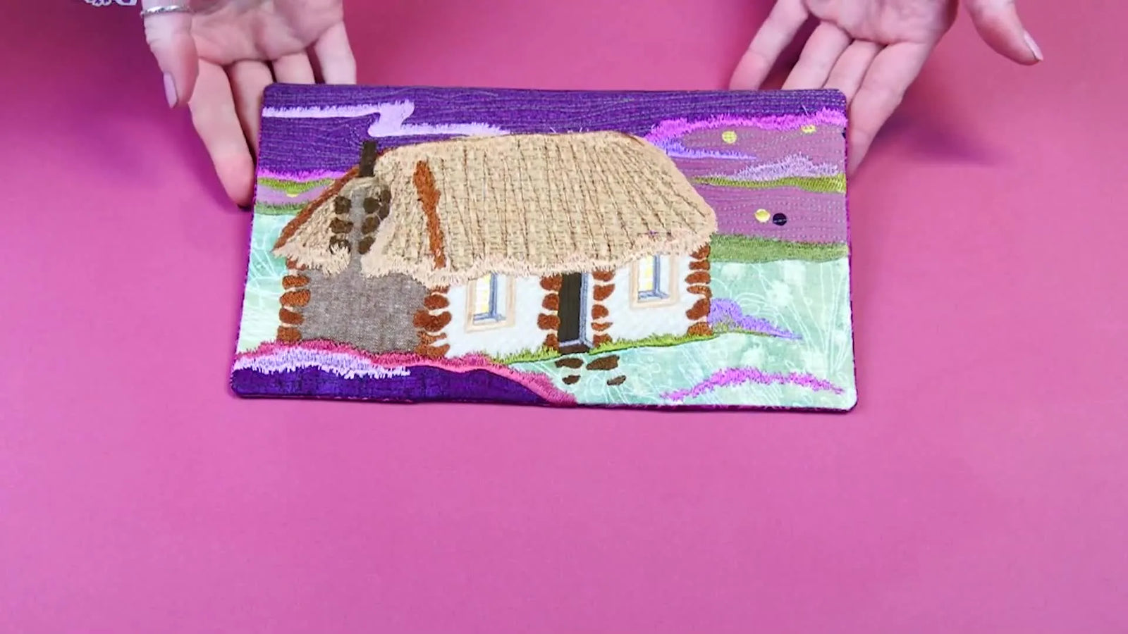 Highland Cottage ITH Mug Rug: The No-Bulk Appliqué Workflow (and the 2 Spots Most People Mess Up)