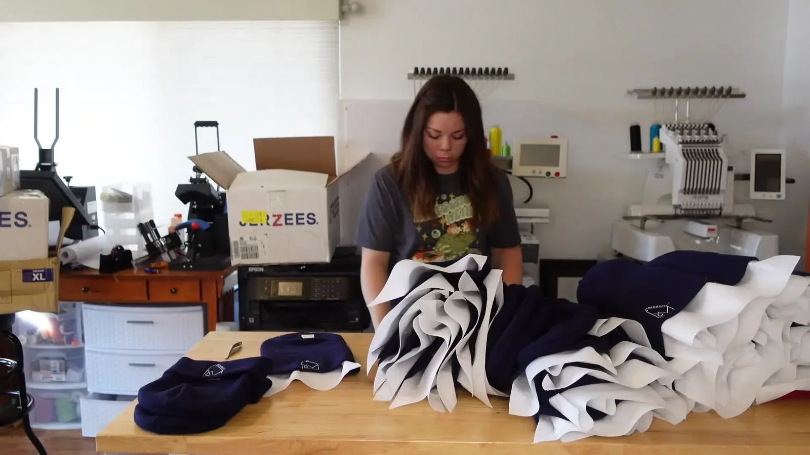 Рабочий день в кастом‑ателье: от шапок и вальтрапов до курток и термокружек