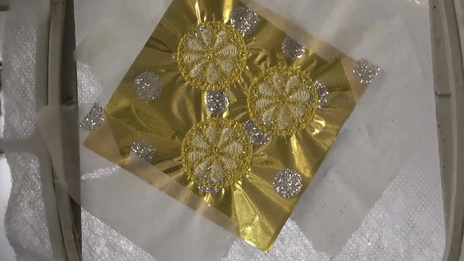 Kimberbell “Dimensional Lemons” Done Right: The Mylar-Organza Sandwich, Rock-Solid Water-Soluble Hooping, and a Clean Recovery After a Thread Break